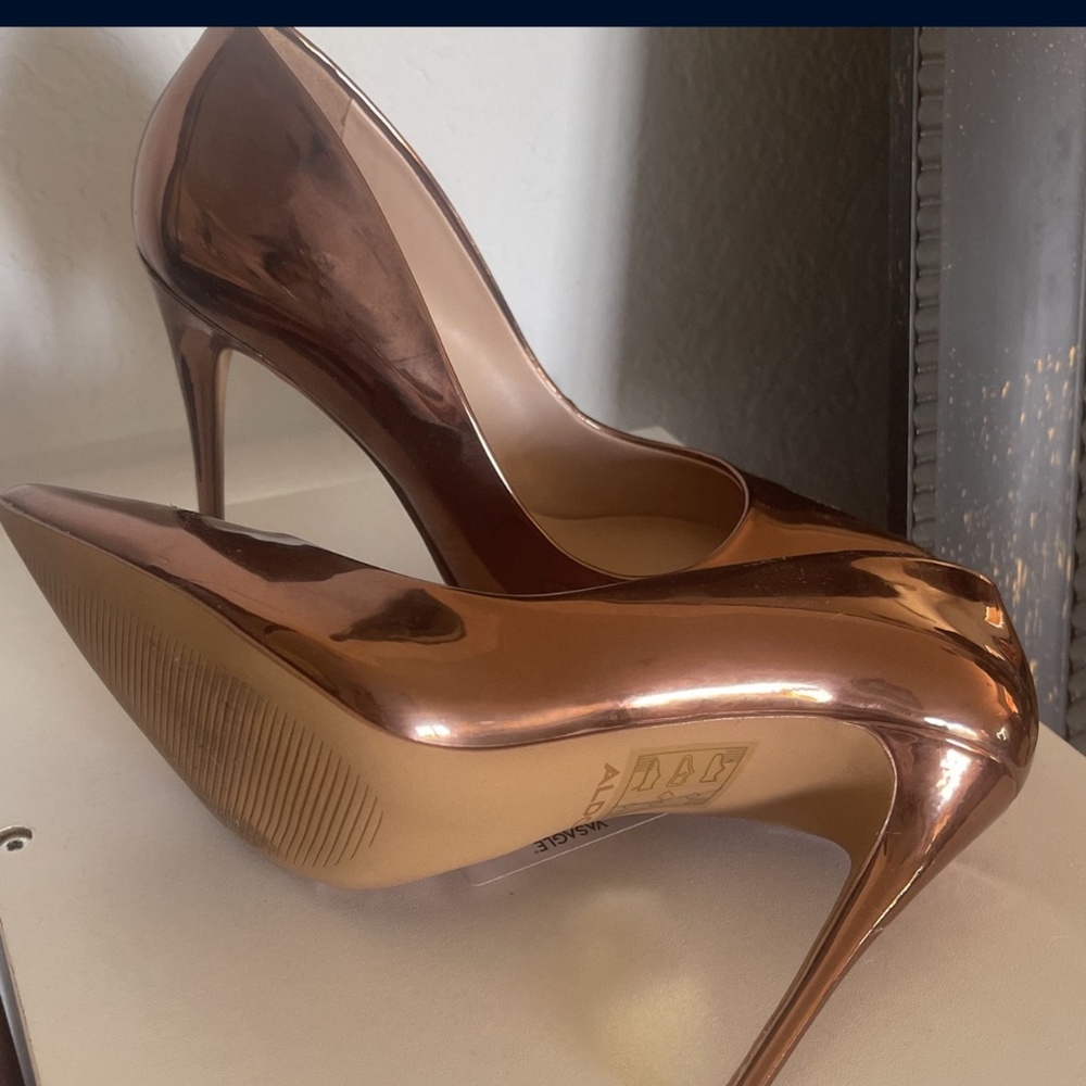 Heels/Pumps - Picture 4 of 6